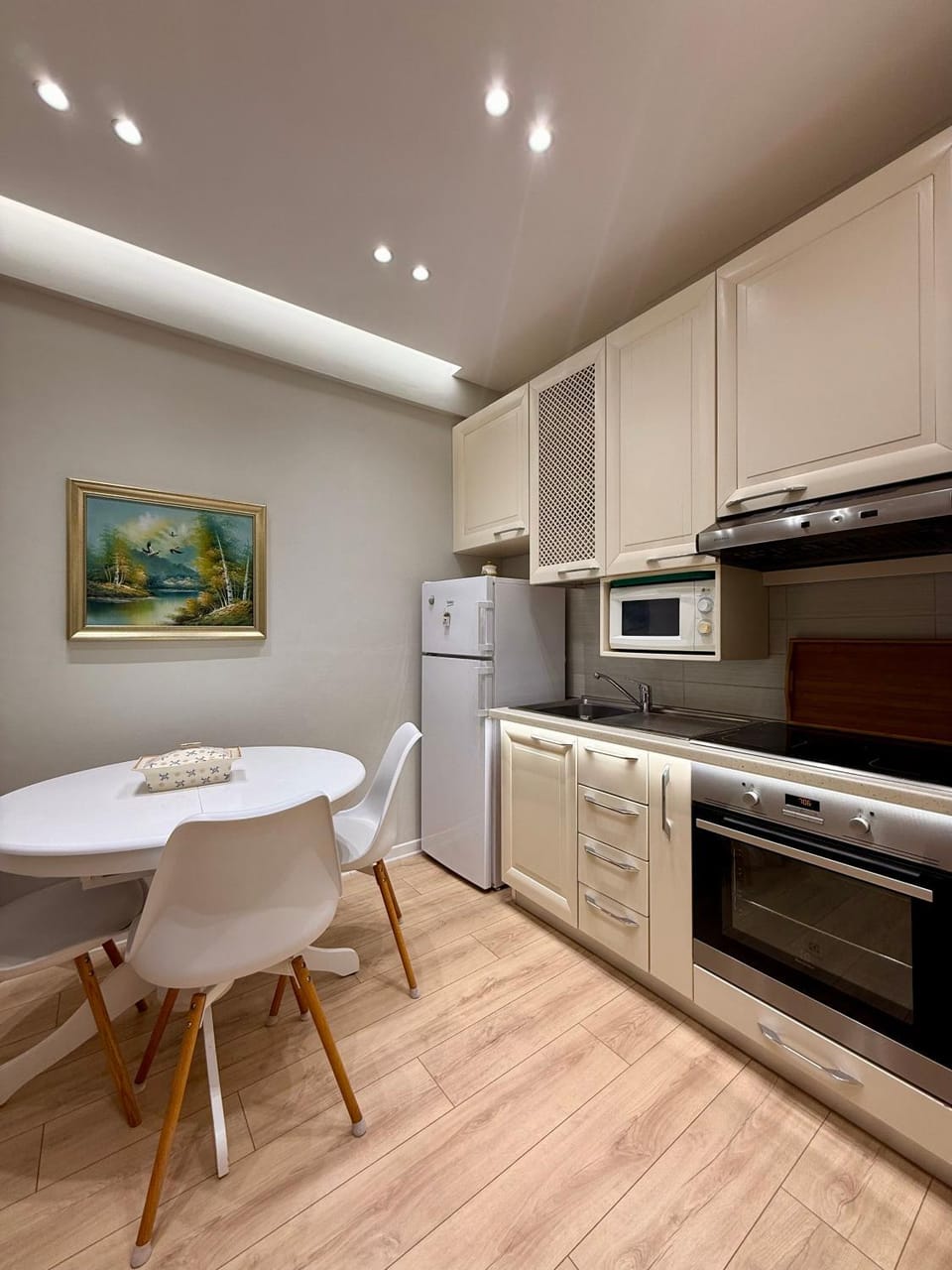 Kitchen or kitchenette, Dining area, microwave, oven, stove