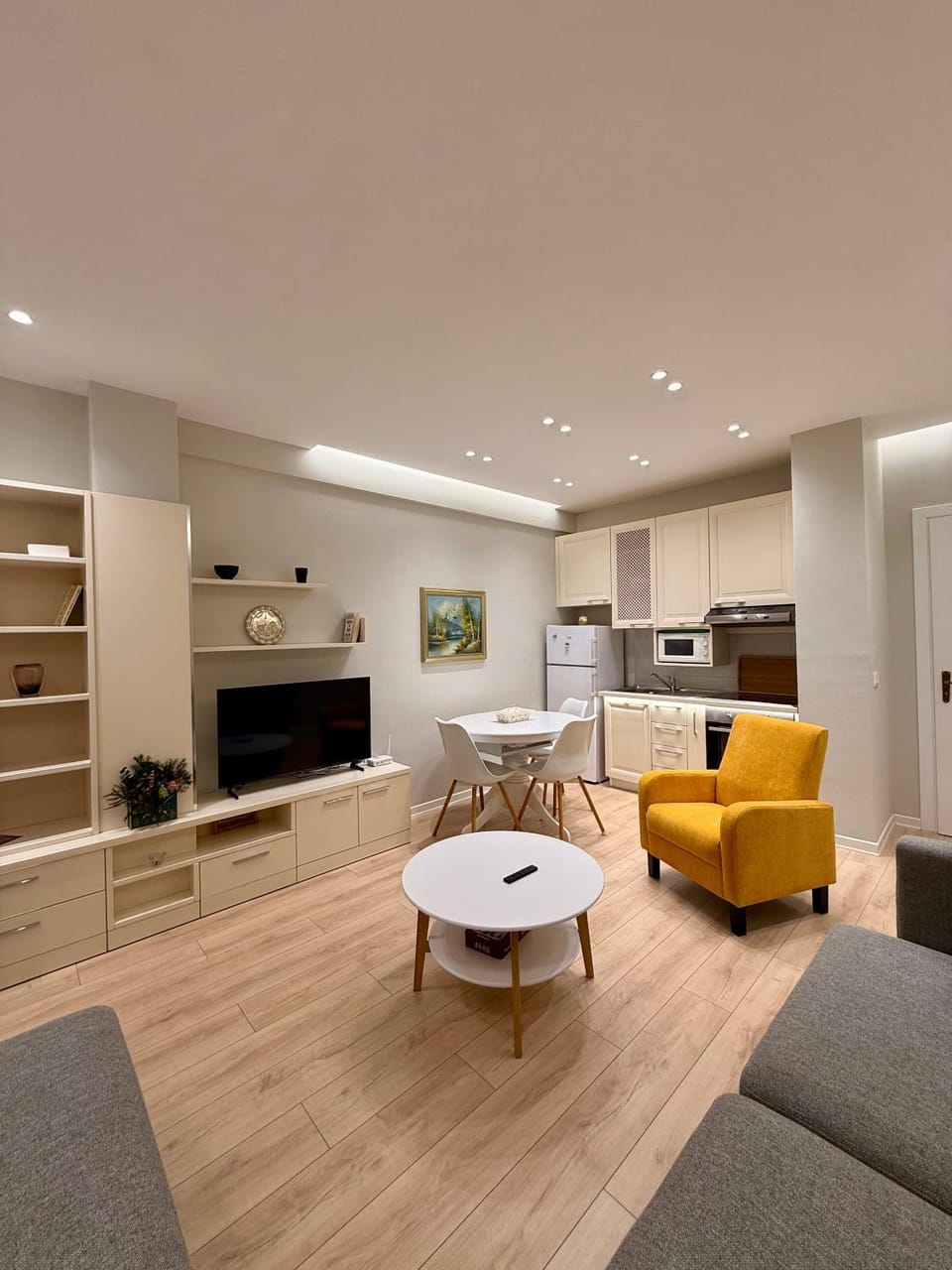 TV and multimedia, Kitchen or kitchenette, Living room, Seating area, Dining area