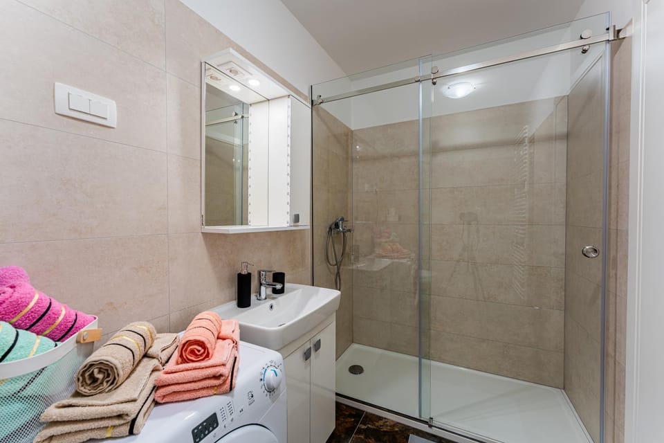 Shower, Bathroom, Bath, towels, washing machine