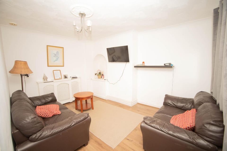 Three bedroom house newly renovated close to Gravesend town Center Blue water Stratford Westfield and 33 mins to Kings Cross on southeastern javelin line Apartment in Gravesend