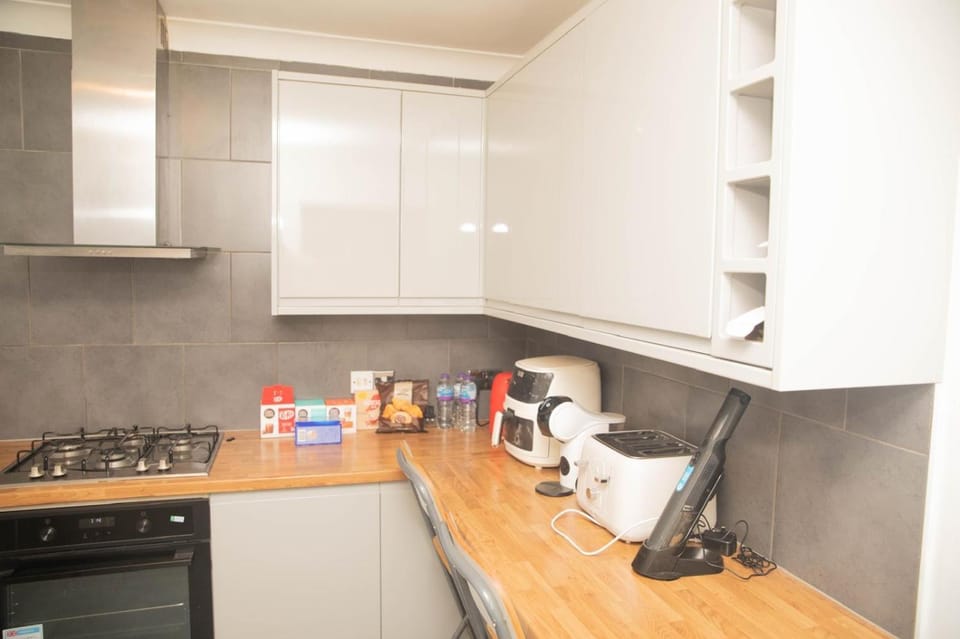 Coffee/tea facilities, stove, toaster