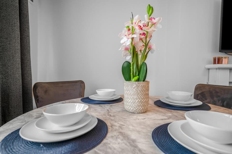 3 Bedrooms Homely House in Motherwell Sleeps 8 comfortably with 6 double beds Near Glasgow Edinburgh Free Private Parking Business Travellers Contractors Holiday Goers Near all Major transport links Apartment in Motherwell