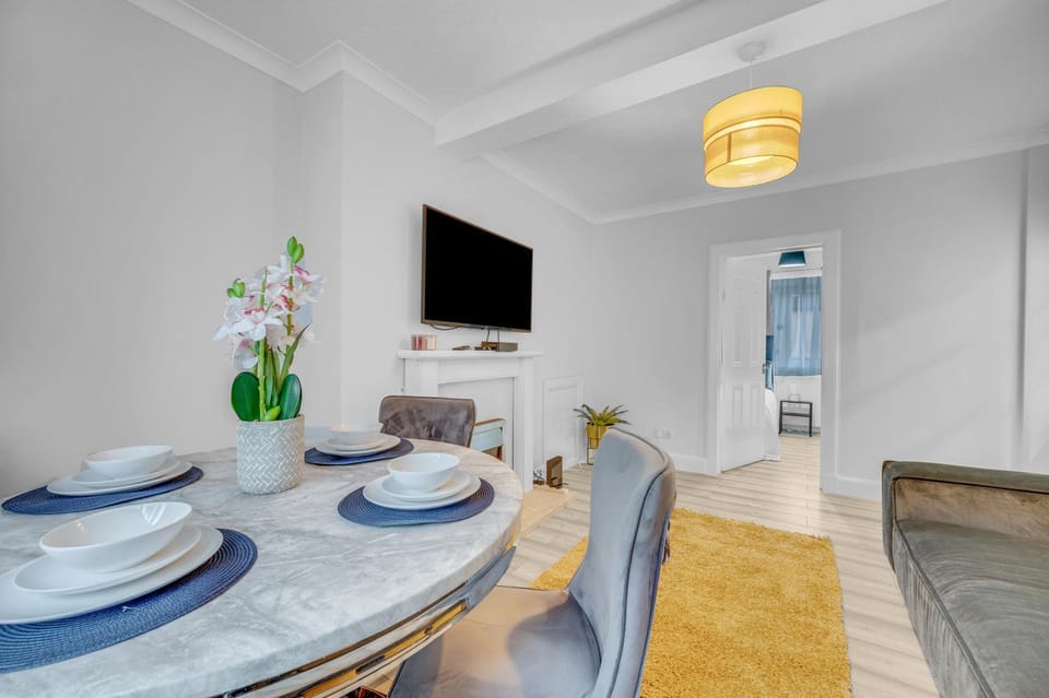 3 Bedrooms Homely House in Motherwell Sleeps 8 comfortably with 6 double beds Near Glasgow Edinburgh Free Private Parking Business Travellers Contractors Holiday Goers Near all Major transport links Apartment in Motherwell