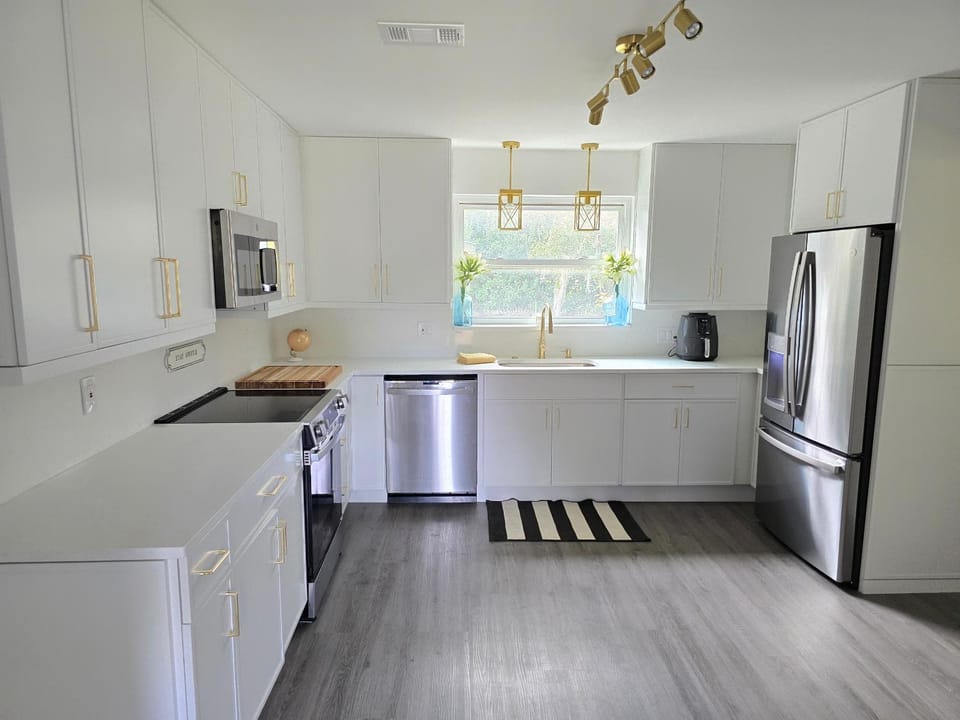 Kitchen or kitchenette, dishwasher, oven