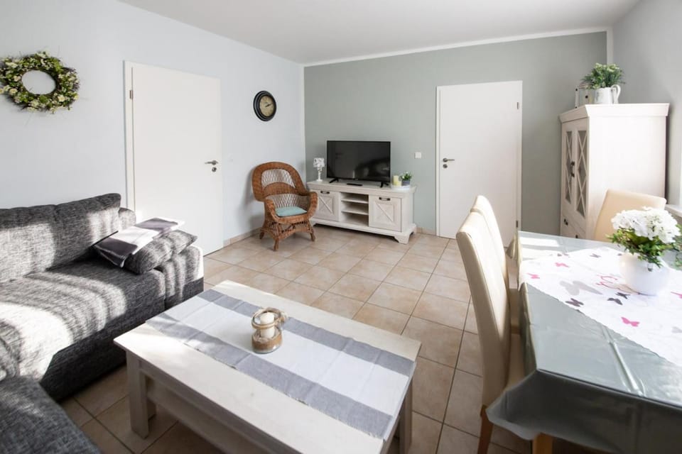 TV and multimedia, Living room, Photo of the whole room, Seating area, Dining area