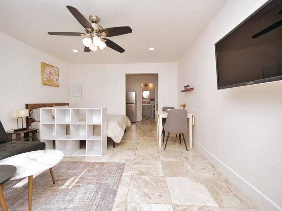 Communal lounge/ TV room, TV and multimedia, Living room, Seating area, Dining area