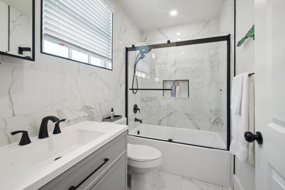 Shower, Toilet, Bathroom, Bath, hair dryier