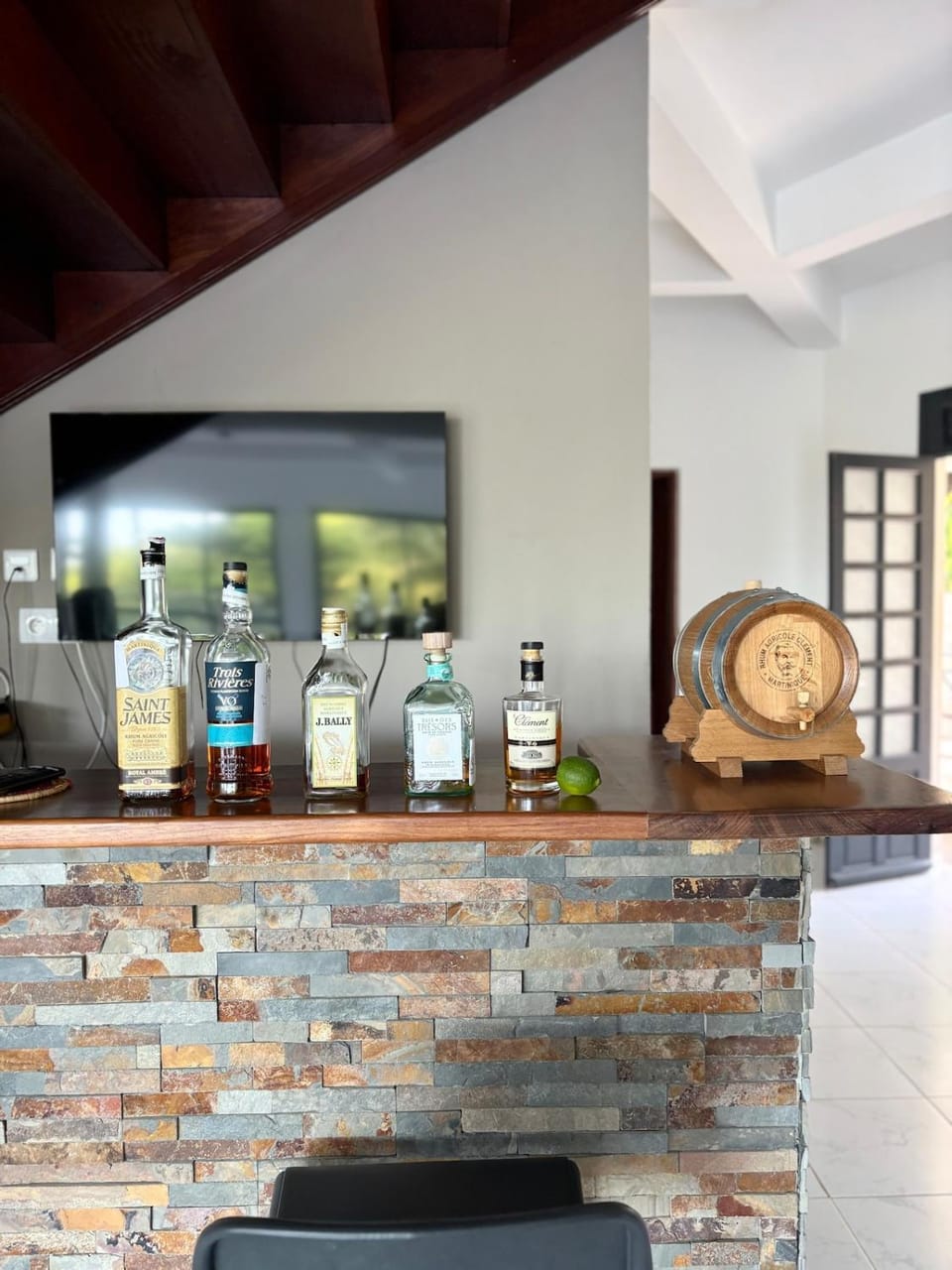 Lounge or bar, Food and drinks