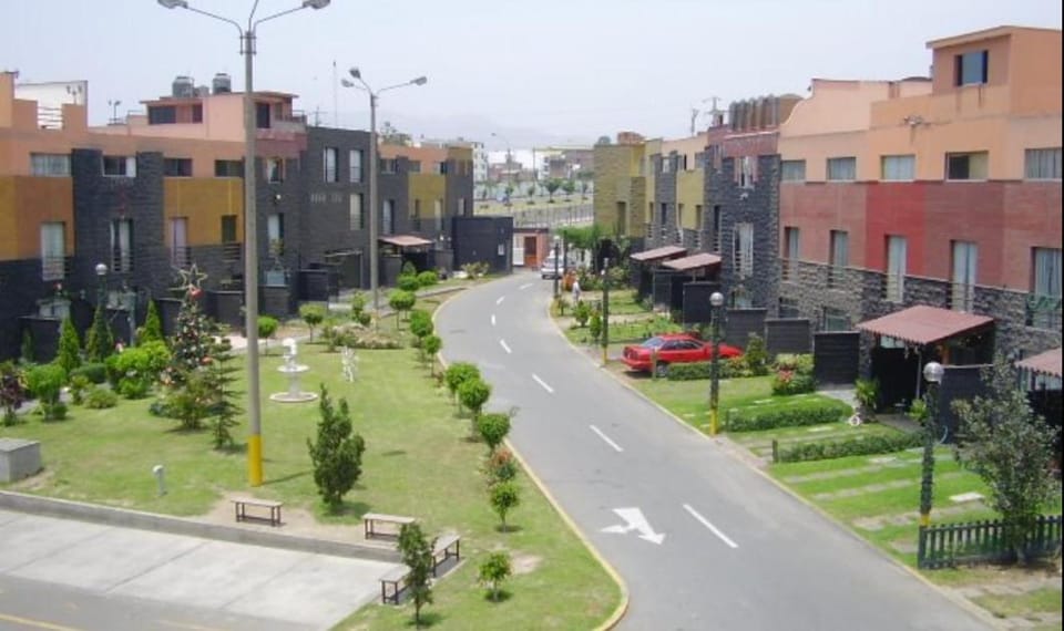 Habitaciones con todos los servicios en Lima Este a 1 cuadra del Banco de Crédito Sede Central Vacation rental in La Molina