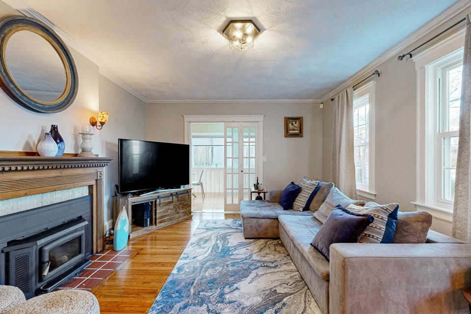 Walk to Transit & Eats! 'Urban Oasis in Newton' House in Newton