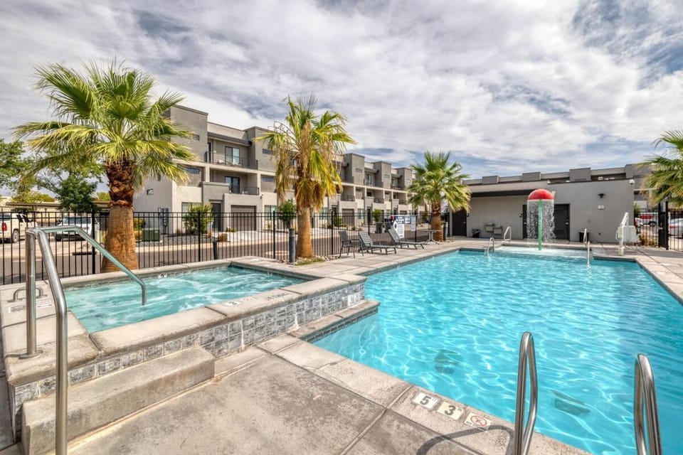 Newly furnished 5BD 4BA Townhome The Vue 30 House in St George