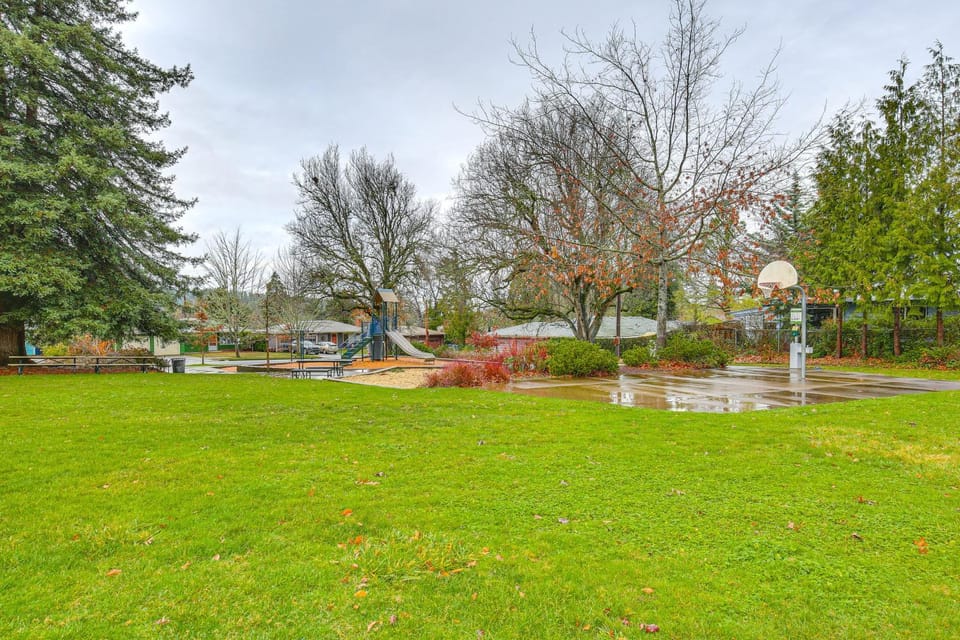 Autzen 4 Mi Away, Fenced Yard for Your Dog House in Eugene