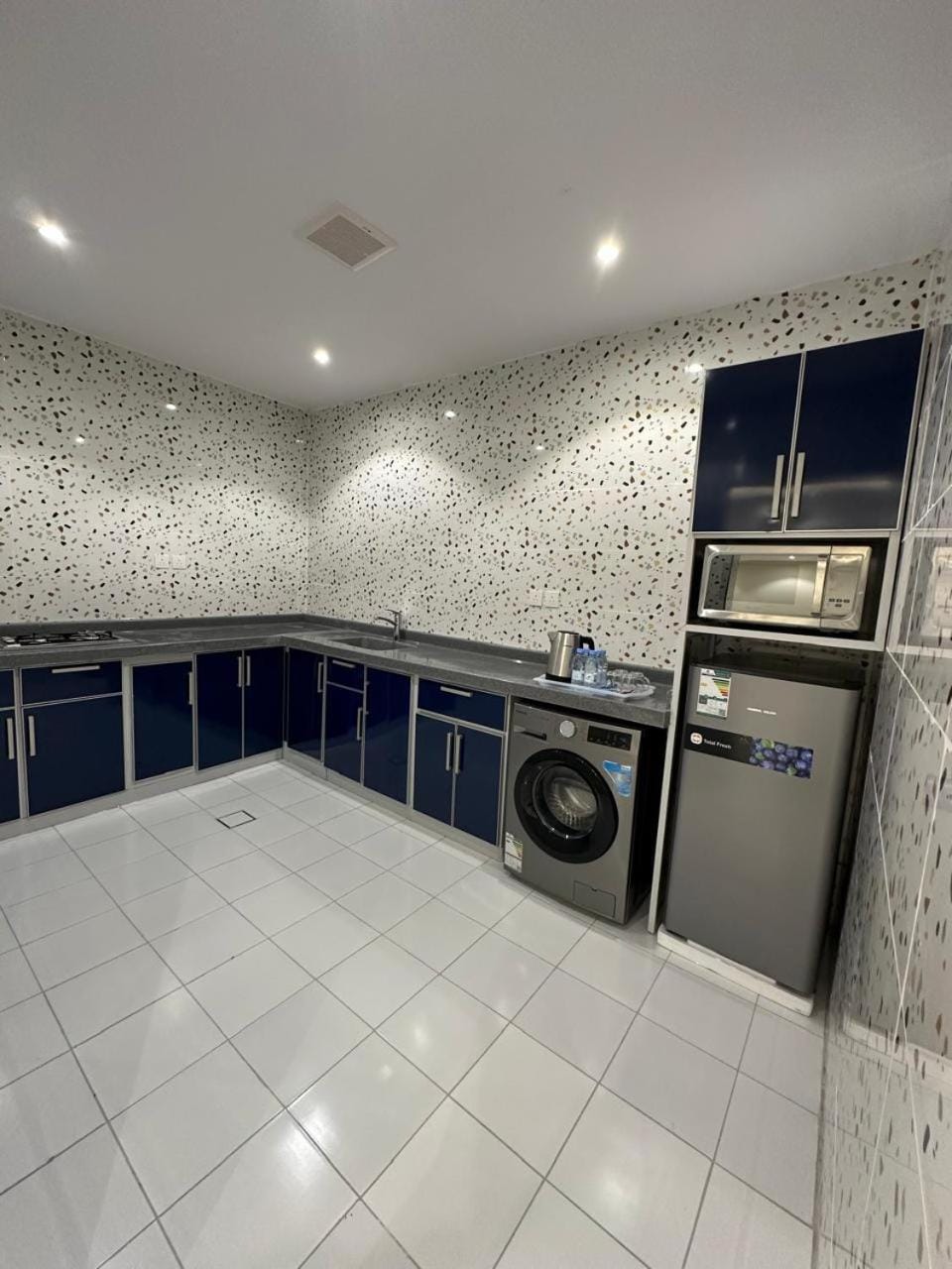 Kitchen or kitchenette, washing machine