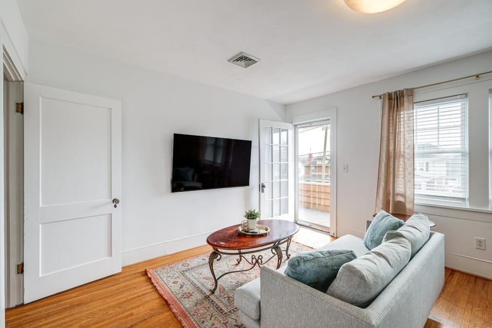 < 3 Mi to Dtwn Roanoke: Inviting Unit w/ Balcony Apartment in Roanoke