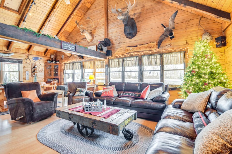 Deck & Fire Pit: Secluded Cabin Near Lake Francis! Cabin in Pittsburg
