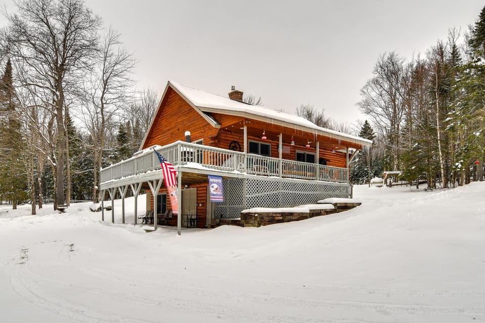 Deck & Fire Pit: Secluded Cabin Near Lake Francis! Cabin in Pittsburg
