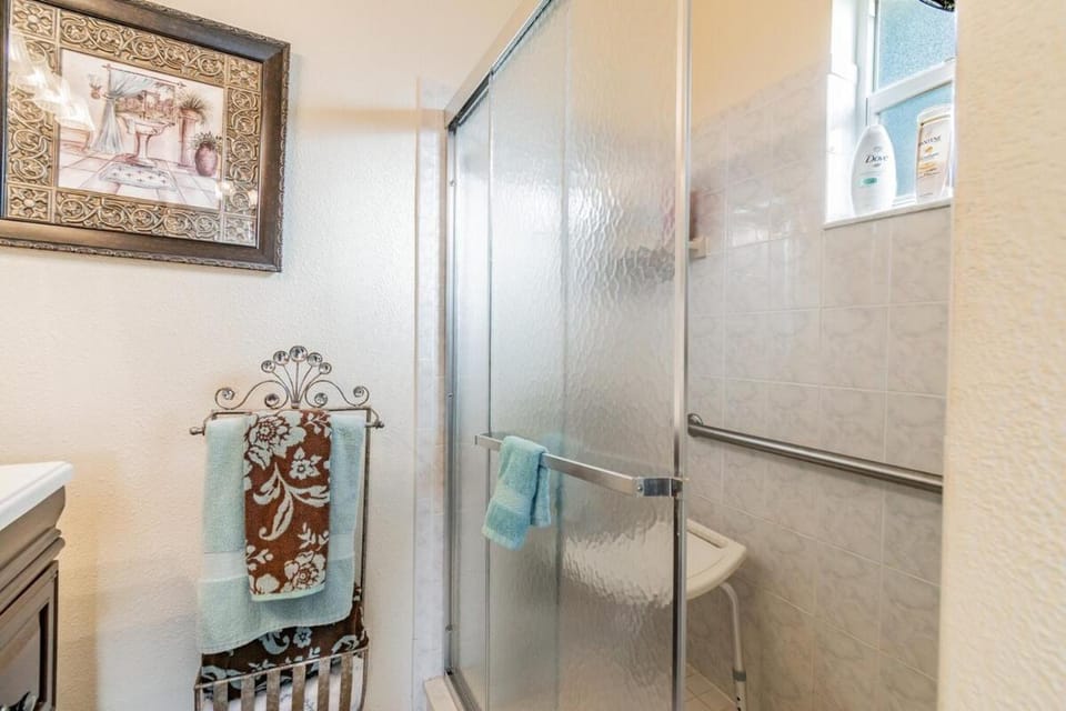 Cute 2B2B House, walk to Sponge Dock, Pet friendly House in Tarpon Springs