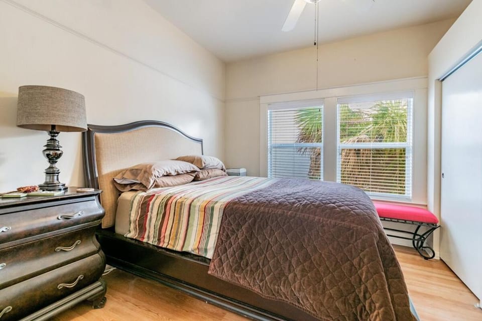 Cute 2B2B House, walk to Sponge Dock, Pet friendly House in Tarpon Springs