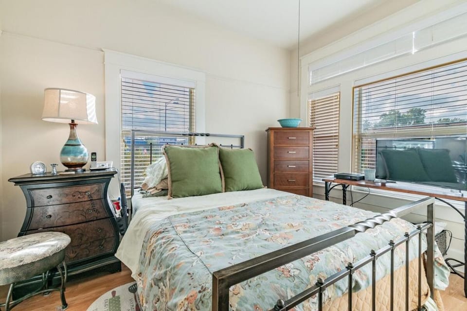 Cute 2B2B House, walk to Sponge Dock, Pet friendly House in Tarpon Springs