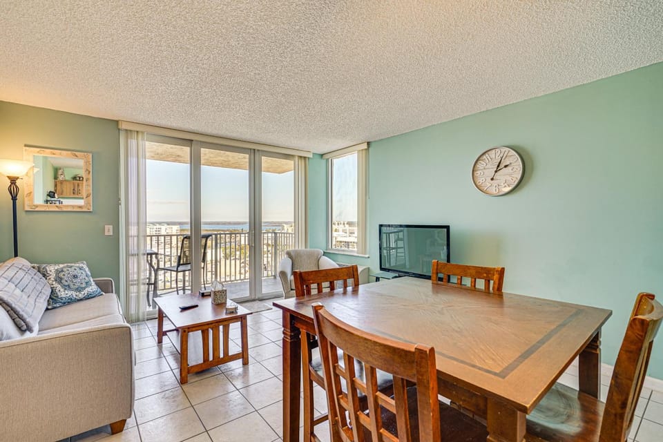 Beachfront Condo w/ Bay View in Fort Myers Beach! House in Estero Island