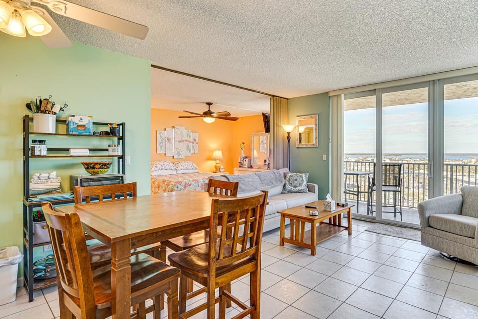Beachfront Condo w/ Bay View in Fort Myers Beach! House in Estero Island