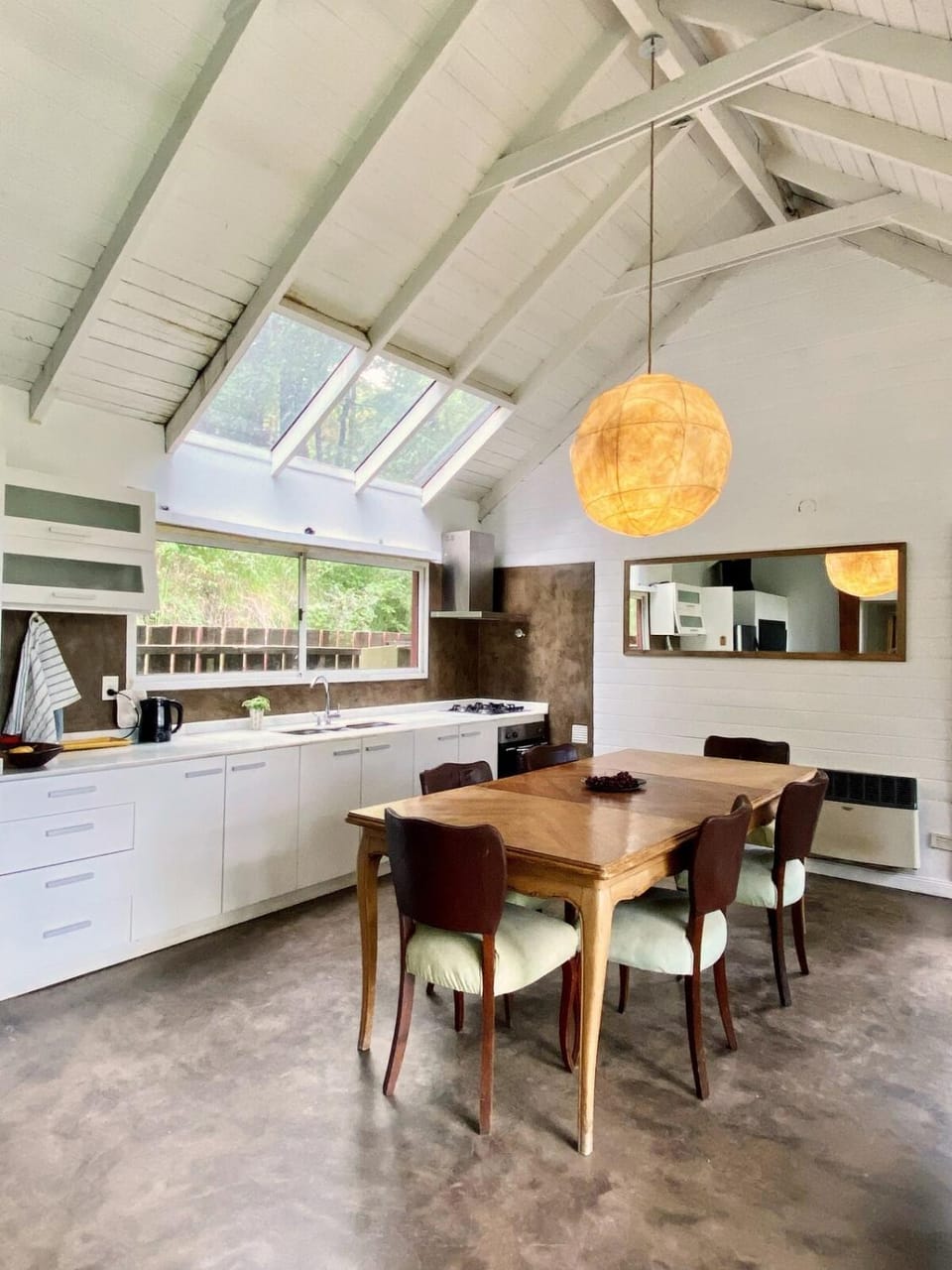 Kitchen or kitchenette, Dining area