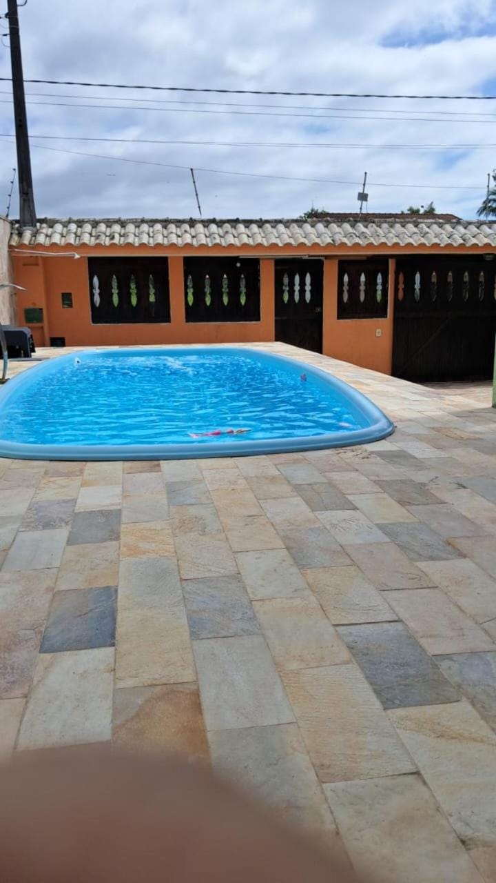 Casa com piscina e ar condicionado House in Peruíbe