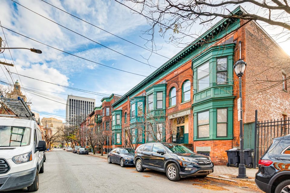 Near Prudential Center, MetLife: Extended-Stay Hub Apartment in Newark