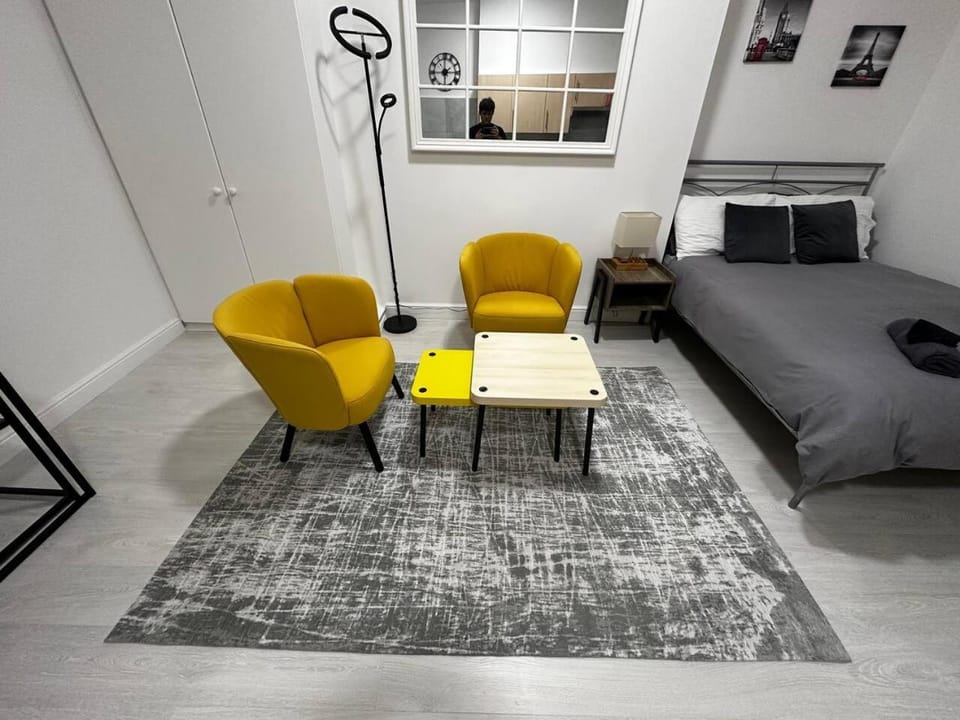 Bed, Seating area