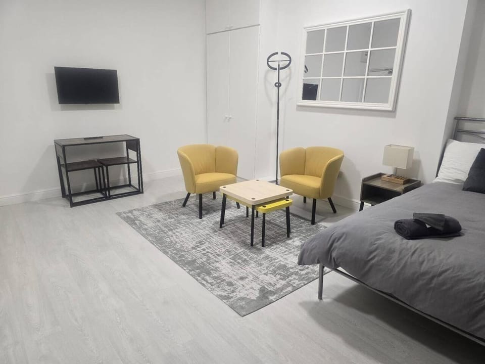 Bed, TV and multimedia, Living room, Seating area, Bedroom