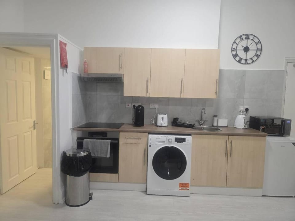 Coffee/tea facilities, Kitchen or kitchenette, dishwasher, oven, stove, toaster, washing machine, dryer