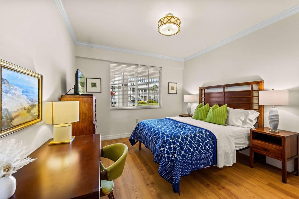 Bed, TV and multimedia, Photo of the whole room, Seating area, Bedroom