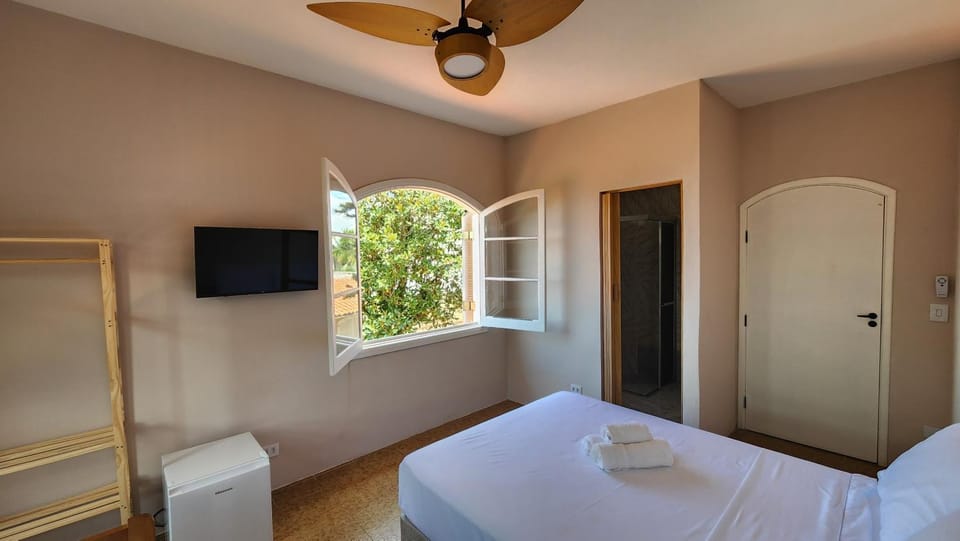 Bed, TV and multimedia, Bedroom