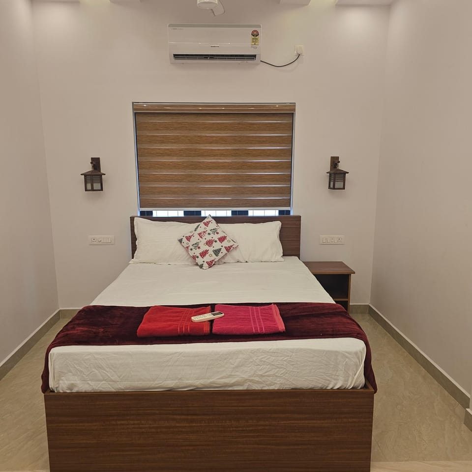 Bed, Photo of the whole room, Bedroom, air conditioner