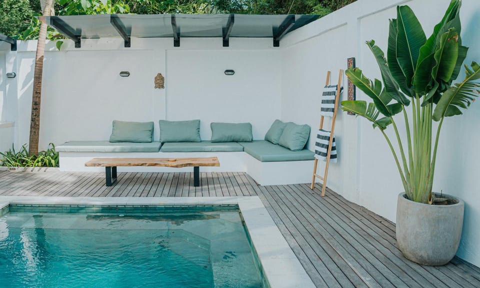 Day, Seating area, Pool view, Swimming pool, sunbed