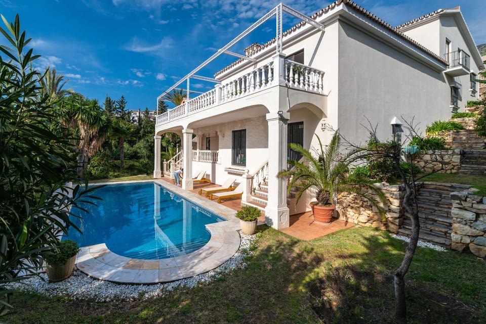 Property building, Garden, Swimming pool