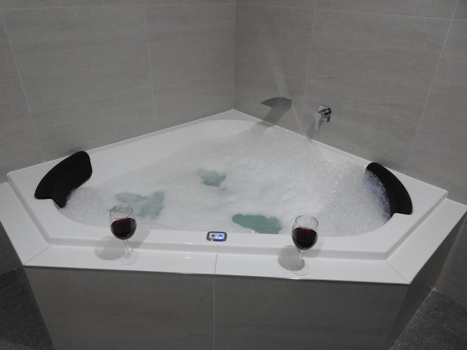 Hot Tub, Hot Tub