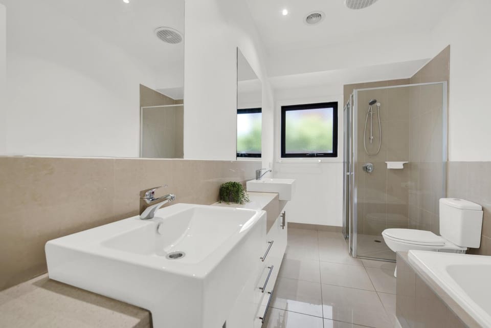 Shower, Toilet, Bathroom, Bath