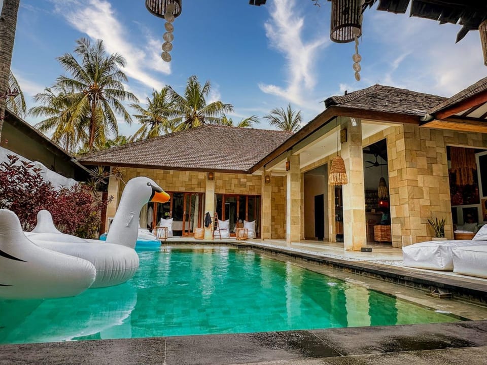 Property building, Patio, Day, Natural landscape, Pool view, Swimming pool, sunbed