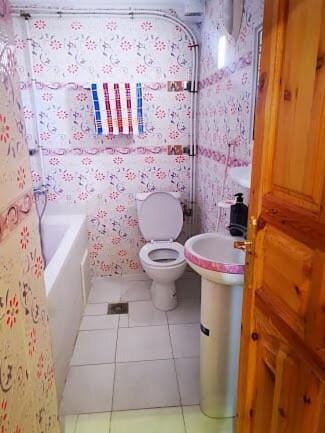 Shower, Toilet, Property building, Bathroom, bidet