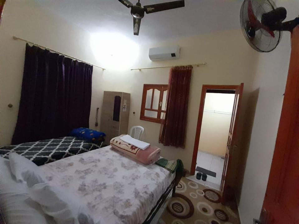 Bed, Photo of the whole room, Bedroom, fireplace, wardrobe, air conditioner