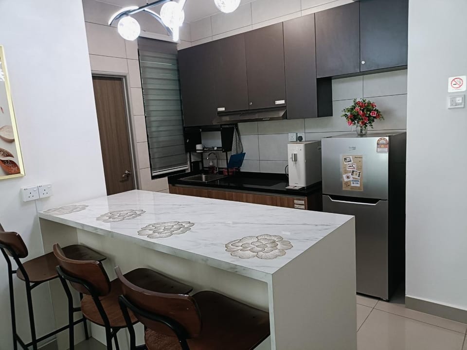 Kitchen or kitchenette, minibar