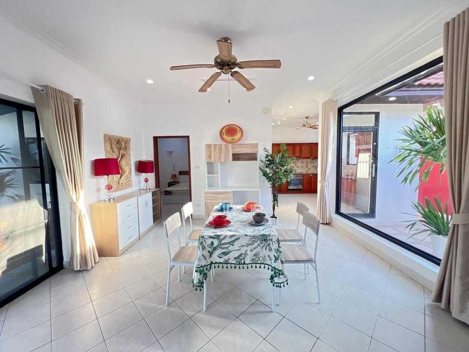 Kitchen or kitchenette, Living room, Seating area, kitchen