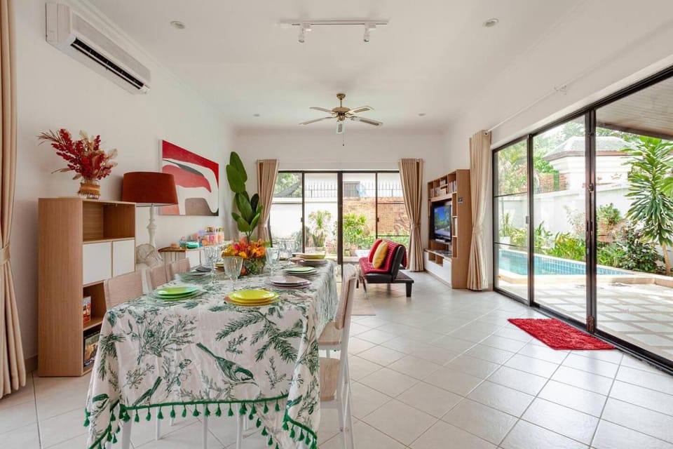 TV and multimedia, Living room, Seating area, Dining area, Pool view, air conditioner