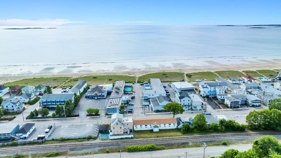 Chic 2-Bedroom Seaside Getaway Apartment in Old Orchard Beach