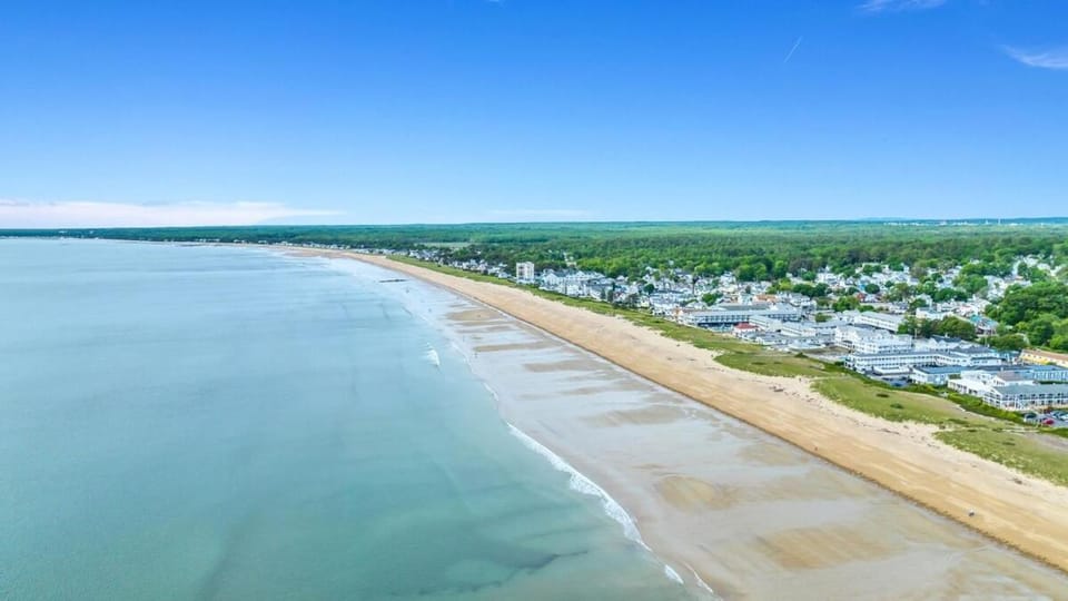 Soothing Oceanfront Haven with Parking Apartment in Old Orchard Beach