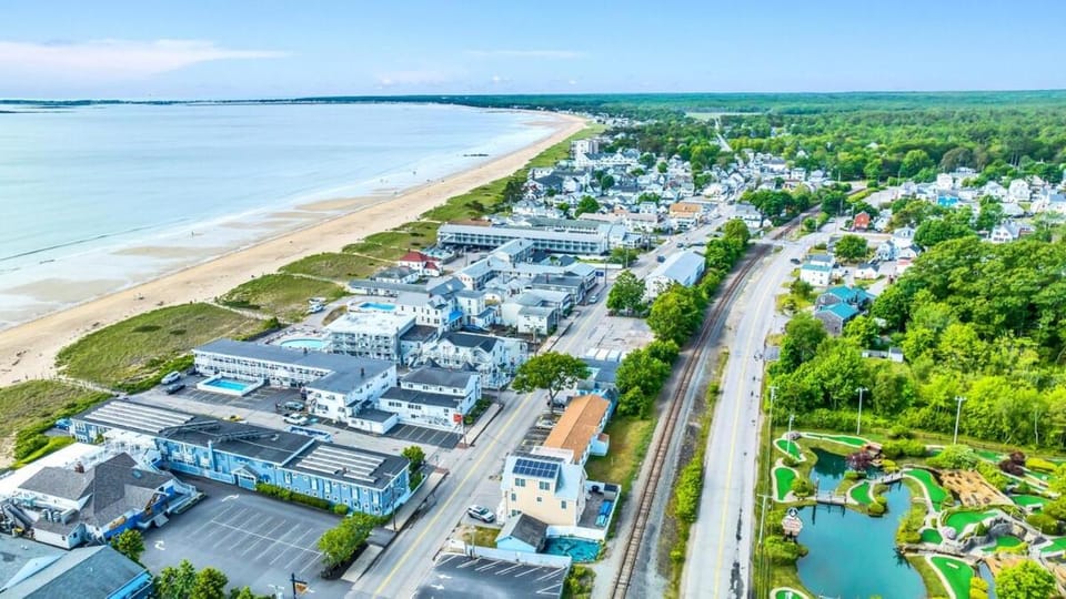 Soothing Oceanfront Haven with Parking Apartment in Old Orchard Beach