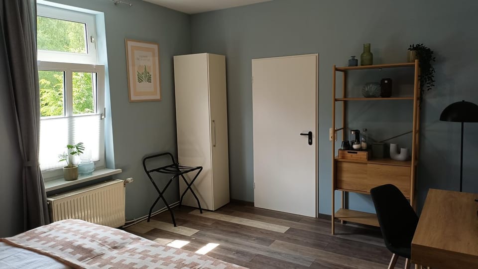 Photo of the whole room, Bedroom, wardrobe