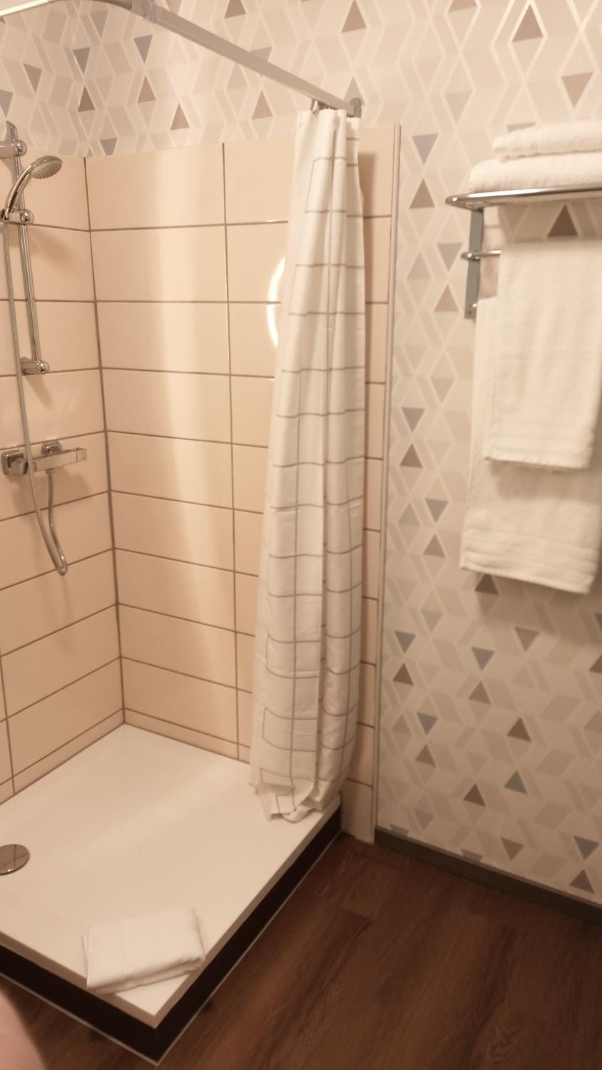 Shower, Bathroom, towels