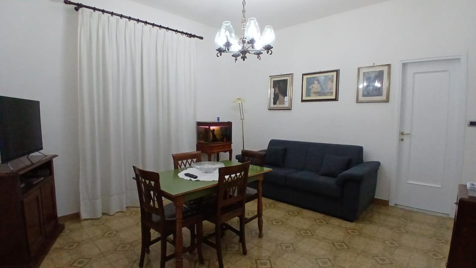 Living room, Seating area, Evening entertainment